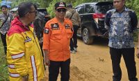 Dok.Bupati Murung Raya, Kadis PUPR, Kasad Pol PP. Saat meninjau lokasi bencana alam disejumlah titik.