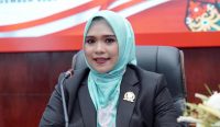 PURUK CAHU – Wakil Ketua I Dewan Perwakilan Rakyat Daerah (DPRD) Kabupaten Murung Raya, Kalimantan Tengah, Dina Maulidah, mengajak seluruh elemen masyarakat di daerah ini untuk memaknai peringatan Hari Raya Idul Adha bukan hanya sebagai ritual ibadah semata, melainkan wujud nyata kepedulian sosial yang diimplementasikan melalui semangat berbagi kepada sesama, khususnya mereka yang membutuhkan uluran tangan.
