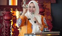 PURUK CAHU– Wakil Ketua I DPRD Kabupaten Murung Raya Dina Maulidah memberikan masukan dan saran kepada Dinas Pendidikan dan Kebudayaan (Disdikbud) agar lebih sering melakukan monitoring terhadap tenaga pendidik yang bertugas di desa-desa, khususnya di wilayah terpencil.