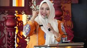 PURUK CAHU– Wakil Ketua I DPRD Kabupaten Murung Raya Dina Maulidah memberikan masukan dan saran kepada Dinas Pendidikan dan Kebudayaan (Disdikbud) agar lebih sering melakukan monitoring terhadap tenaga pendidik yang bertugas di desa-desa, khususnya di wilayah terpencil.