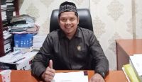 PURUK CAHU - Anggota Komisi I DPRD Kabupaten Murung Raya, Imanudin, mendesak penguatan layanan kesehatan dasar di wilayah pedalaman. Ia menegaskan setiap Puskesmas kecamatan, Pustu, dan Posyandu wajib memiliki minimal tiga orang tenaga perawat atau tenaga medis agar pelayanan tidak pernah kosong.