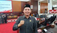 PURUK CAHU - Anggota DPRD Murung Raya dari Fraksi PKB, Mahyono, menghadiri Rapat Paripurna Ke-1 Masa Sidang II Tahun 2026 yang digelar di ruang rapat paripurna DPRD Murung Raya, Jumat (5/6).Rapat paripurna tersebut dilaksanakan dalam rangka penyerahan Rancangan Peraturan Daerah (Raperda) tentang Pertanggungjawaban Pelaksanaan APBD Kabupaten Murung Raya Tahun Anggaran 2025.