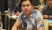 PURUK CAHU - Anggota DPRD Murung Raya Ahmad Maulana memberikan perhatian khusus terhadap Sisa Lebih Perhitungan Anggaran (SILPA) Tahun Anggaran 2025 yang mencapai Rp702,26 miliar atau sebesar 211,54 persen. Menurutnya hal itu menunjukkan masih adanya anggaran yang belum terserap secara optimal selama tahun berjalan.