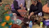 Foto - Dina Maulidah saat berinteraksi dengan peserta lomba festival.