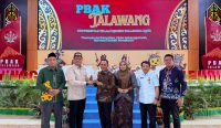 FOTO - Wakil Ketua I DPRD Kabupaten Murung Raya, Dina Maulidah saat memberikan motivasi kepada mahasiswa UIN Palangkaraya, Kamis (13/8).