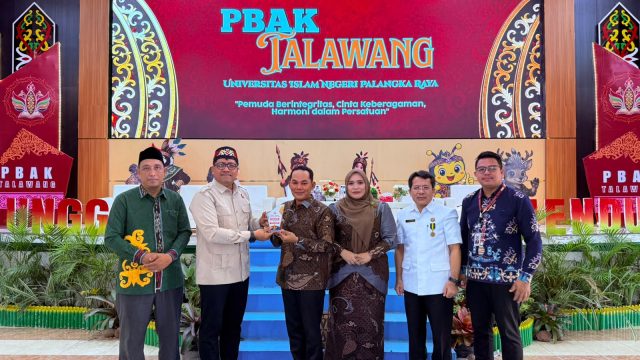 FOTO - Wakil Ketua I DPRD Kabupaten Murung Raya, Dina Maulidah saat memberikan motivasi kepada mahasiswa UIN Palangkaraya, Kamis (13/8).