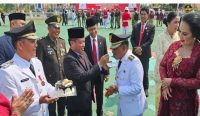 FOTO - Rumiadi saat menyuapkan kue ke Bupati Murung Raya.